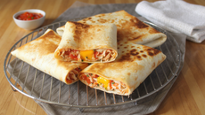 Wrap grillé au poulet et au fromage
