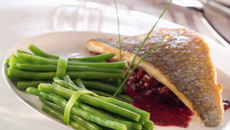 Filets de daurade à l'échalote, fagot de haricots verts