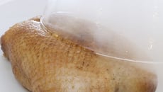 Le Canard fumé minute, étuvée de mini navets à l'orange