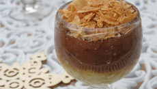 Fondant de poire, mousse au chocolat et crumble de gavotte, pralin