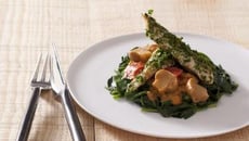 Aiguillettes de poulet enrobées d'herbes fraîches, tombée de pousses d'épinards aux champignons de Paris, tomate, mascarpone, pointe de piment d'Espelette