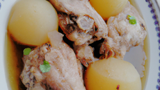 Chapon aux poires pochées dans le banyuls et le bouillon de volaille