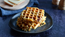 Gaufres au fromage à raclette et charcuterie