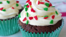 Des cupcakes au chocolat et crème au beurre vanillé à base de meringue suisse