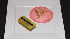 Gelée de banane à la myrtille, espuma de fraise