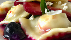 Raviolis frais à la ricotta sur son lit fruité