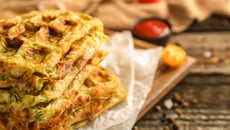 Gaufres de courgettes, feta et menthe