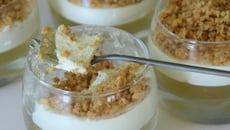 Pannacotta de roquefort sur gelée de muscat, crumble de châtaigne et noix