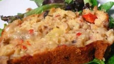 Cake au pesto de noix, thon et légumes d'été