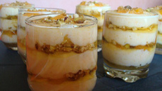 Verrines de yaourt aux kakis, noisettes et pistaches torréfiées