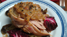 Dinde chaponnée au chou rouge