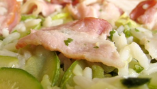 Lard fumé sur lit de courgette et de riz