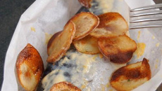 Maquereaux à la moutarde en papillote et chips de pommes de terre