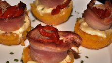 Mini-gâteaux au camembert et au prosciutto, coulis des poivrons rouges