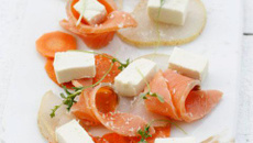 Panna Cotta de Roquefort, saumon Gravalax, salade croquante, et poire fondante