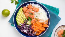 Poke bowl au saumon mariné et riz basmati