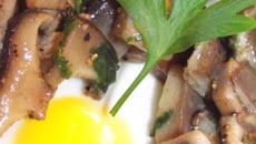 Œuf cocotte au bain marie et poêlée de champignons sauvages