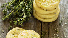 Petits sablés parmesan, thym et romarin