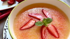 Soupe de fraises à la crème brûlée