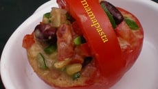 petite salade en panier de tomate