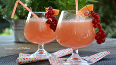 Boisson fraîche au melon et aux groseilles rouges