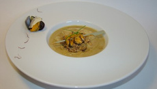 Ravioles de roquefort Papillon, sur un velouté de moules de Bouchot, crumble noisettes et grué de cacao