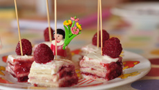 Mini sandwichs Harrys onctueux aux framboises & St Môret®