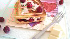 Croque framboises-chocolat blanc, brioche