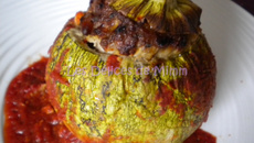 Courgettes rondes farcies à la viande, parmesan et pignons