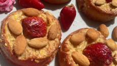 Moelleux roses aux fraises sechees et amandes