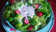 Salade de laitue et fraises à l'estragon avec sa crème cajou