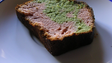 Cake marbré pistache et fraises Tagada