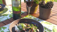 Œufs pochés au vin sur pain grillé