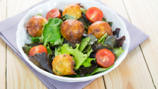 Beignets de pommes de terre au Bresse Bleu et sa salade de jeunes pousses