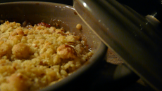 Cocotte de quetsches et airelles au sirop d'érable en crumble