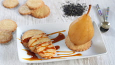 Poires pochées au thé et ses sablés