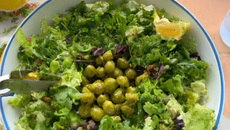Salade verte, vinaigrette aux olives vertes