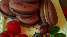 Macarons au chocolat parfumé au thé aux fruits rouges