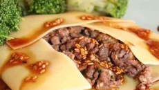 Raviole géante de bœuf au gingembre et son coulis de sésame