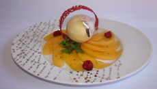Mousse de melon à la verveine, sur un capaccio de melon au sirop  de meil de framboisier et poivre Malabar, tuile au jus de framboise