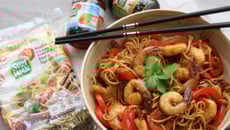 Nouilles sautées aux crevettes caramélisées