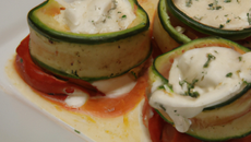 Aumônières de courgettes au chèvre frais, coulis de tomates et de poivron