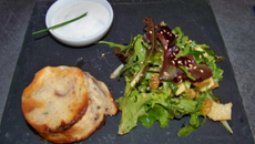 Flan frais de chévre aux olives et parmesan et petite salade pomme et sésame