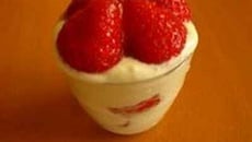 Verrine de fraises, crème au mascarpone, banane et fruits de la passion