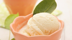 Crème glacée 'vegan' à la poire William, amande blanche tofu soyeux et sirop d'agave