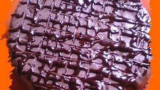 Gâteau au chocolat garni à la crème et au sirop