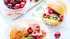 Cerises de nos régions façon buns et ricotta, thym, mâche et viandes des Grisons