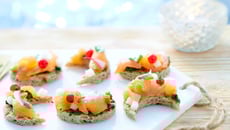 Toast’lune ceviche de saumon fumé de Norvège, poire, crème de cresson