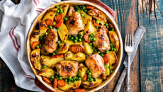 Poulet aux pommes de terre et carottes rôties et petits pois