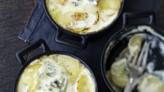 Mini cocottes de rattes gratinées au jambon et au Bresse Bleu